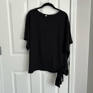 In excellent condition 1X black top S/S. Faux tie front.